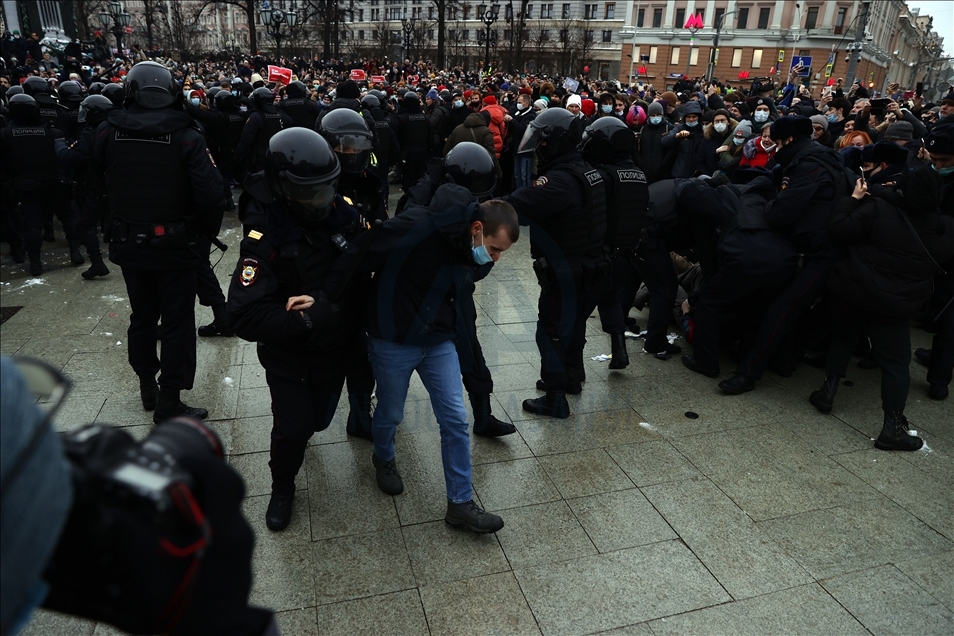 Policía rusa interviene protesta a favor de líder opositor Navalny en Moscú