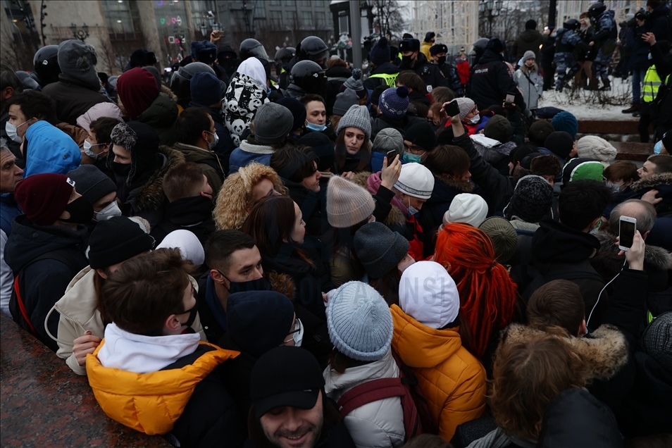 Policía rusa interviene protesta a favor de líder opositor Navalny en Moscú