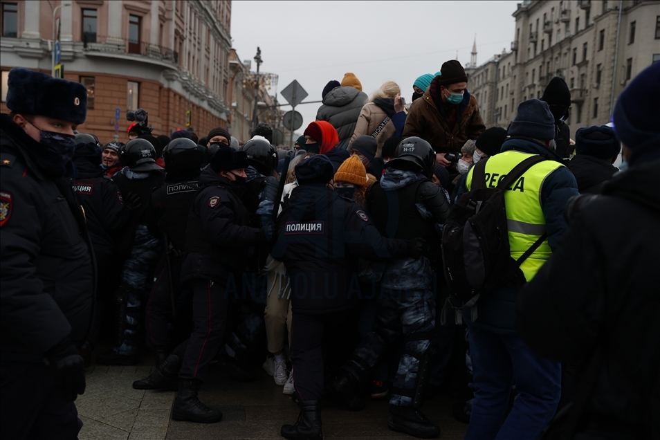 Policía rusa interviene protesta a favor de líder opositor Navalny en Moscú