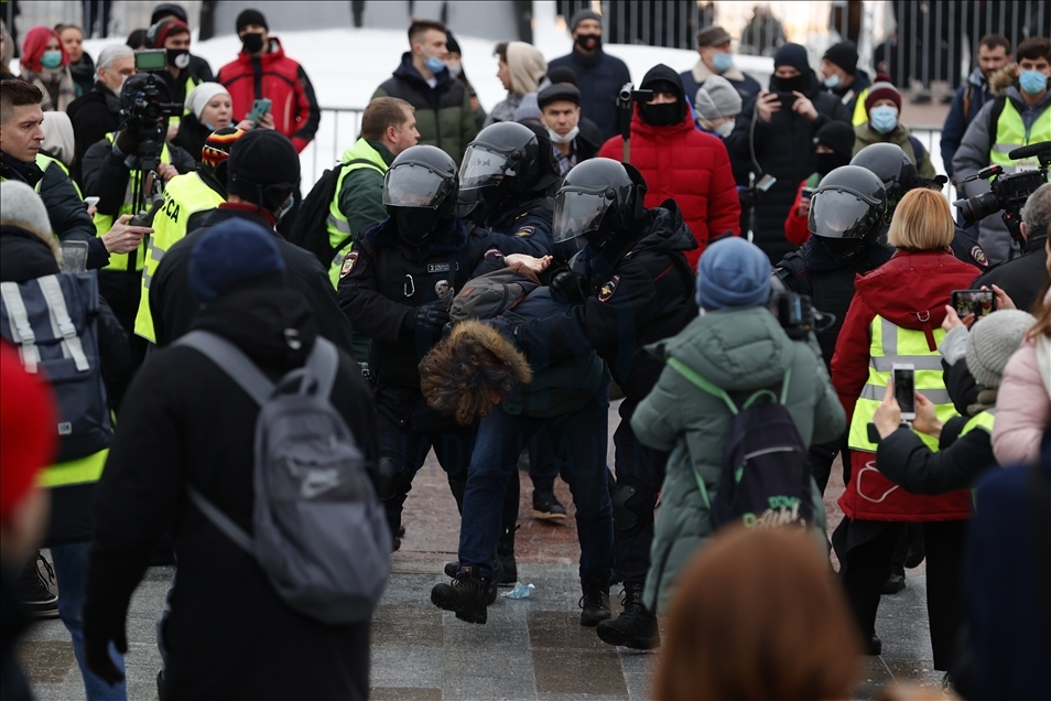 Policía rusa interviene protesta a favor de líder opositor Navalny en Moscú