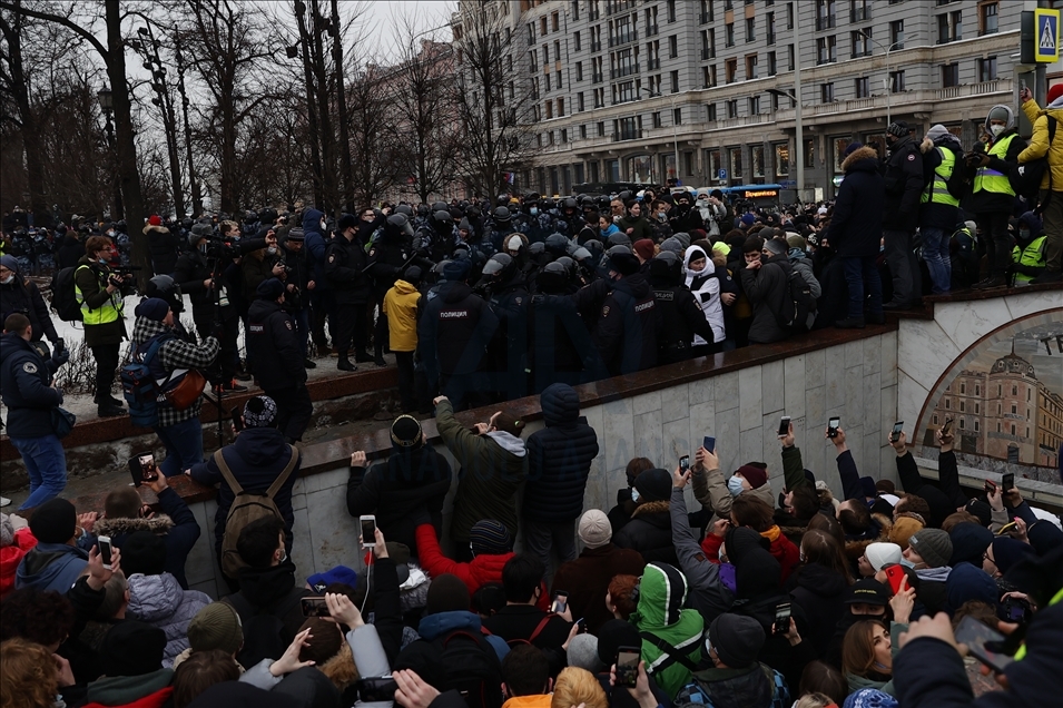 Policía rusa interviene protesta a favor de líder opositor Navalny en Moscú