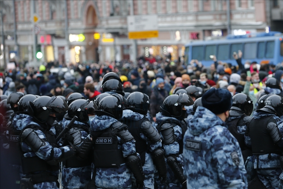 Rusya'da on binlerce kişi muhalif Navalnıy'ın tutuklanmasını protesto etti