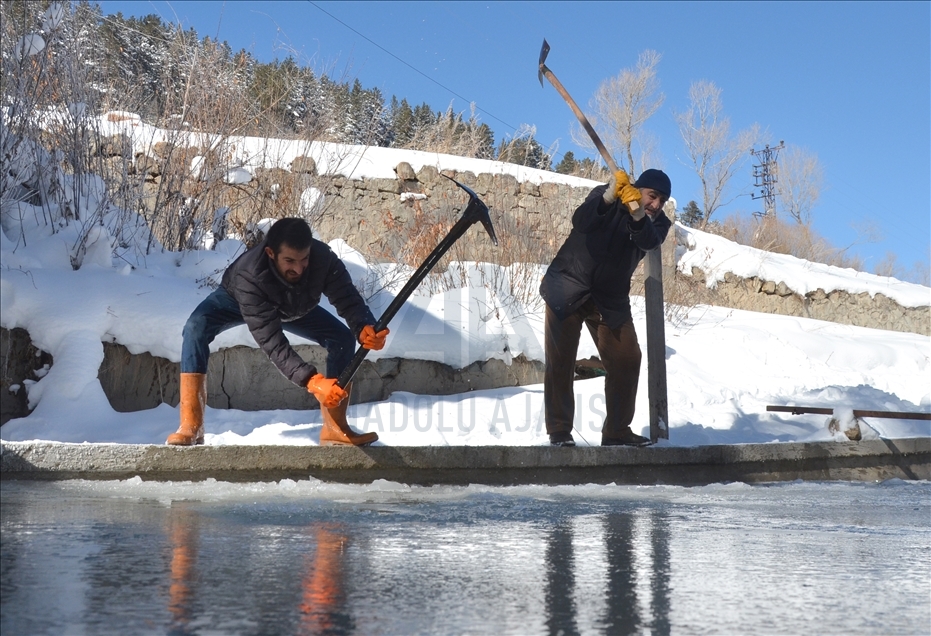 Kars'ta dondurucu soğuklar nedeniyle üretim tesislerindeki balık havuzları buz tuttu