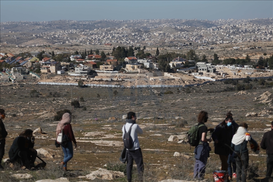 تقطن كهفا.. مستوطنون يهاجمون أسرة فلسطينية جنوبي الضفة