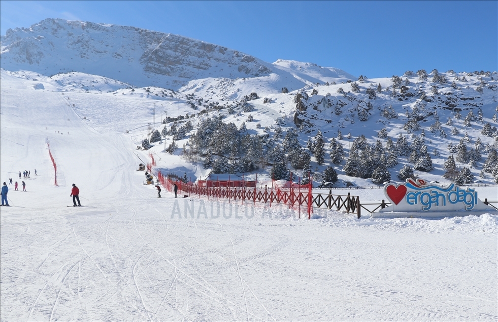 Ergan Dağı'na gelen turistler kayak ve yamaç paraşütünün keyfini çıkarıyor