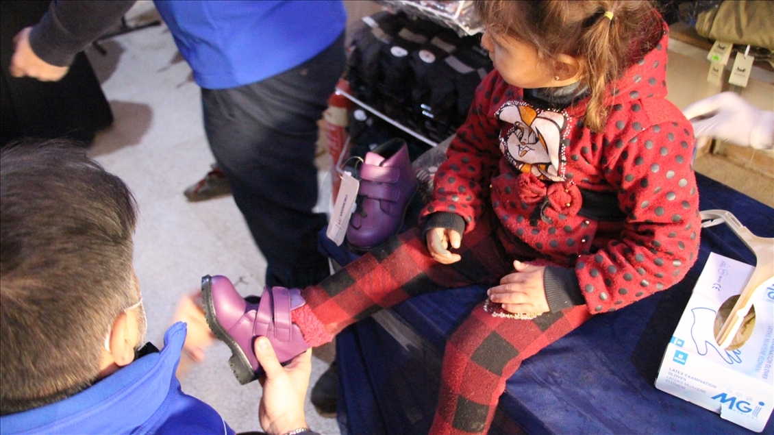 ترکیه بین آوارگان سوری لباس زمستانی توزیع کرد
