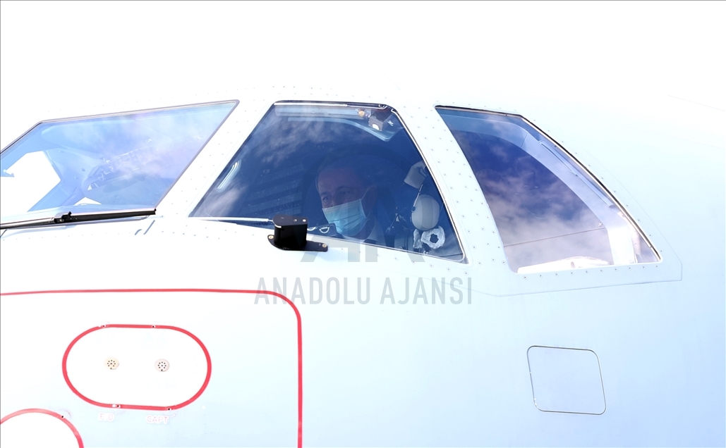 Milli Savunma Bakanı Akar, Deniz Kuvvetlerinin yeni uçağında inceleme yaptı