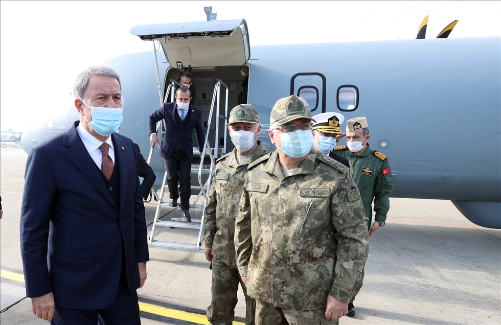 Milli Savunma Bakanı Akar, Deniz Kuvvetlerinin yeni uçağında inceleme yaptı