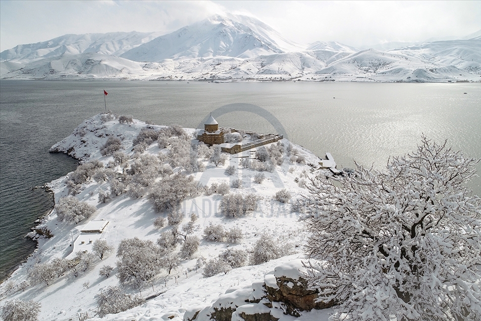Van, Turska - 24. januar 2021:   Otok Akdamar na jezeru Van na i