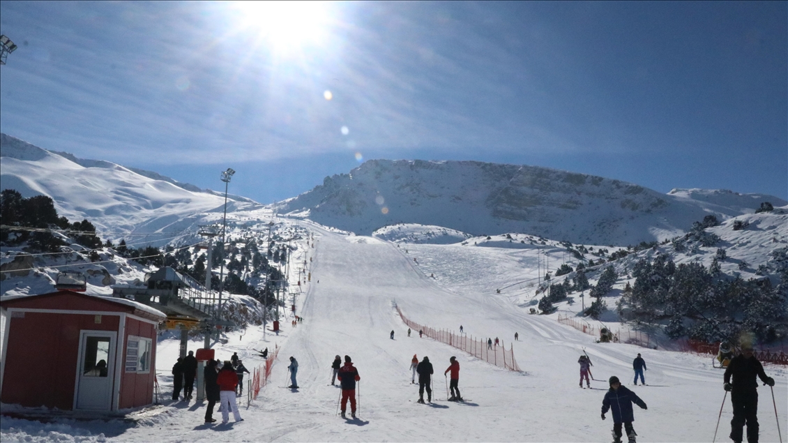 Ergan Dağı'na gelen turistler kayak ve yamaç paraşütünün keyfini çıkarıyor