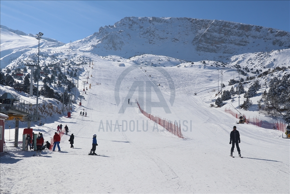 Ergan Dağı'na gelen turistler kayak ve yamaç paraşütünün keyfini çıkarıyor