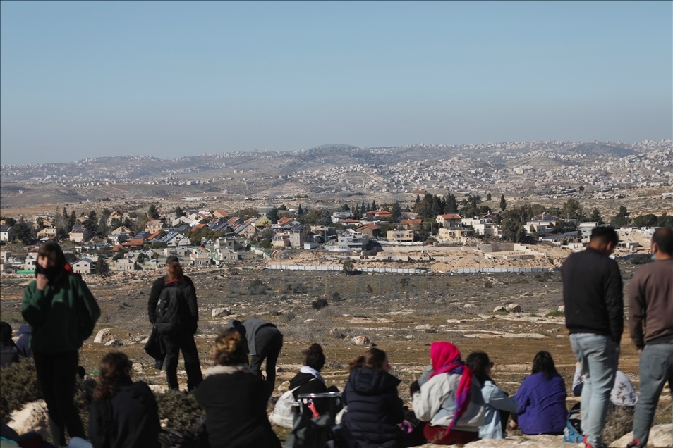 تقطن كهفا.. مستوطنون يهاجمون أسرة فلسطينية جنوبي الضفة