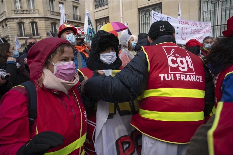 Manifestation à Paris pour protester contre les licenciements dus à la Covid-19 26