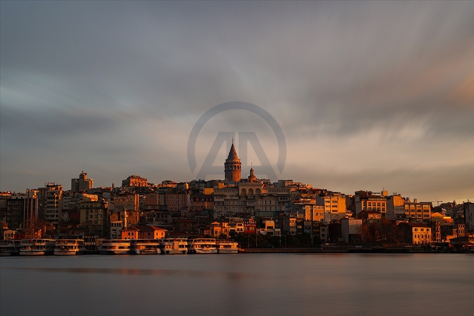 Istanbul, Turska - 24. januar 2021:   Izlazak sunca u Istanbulu,