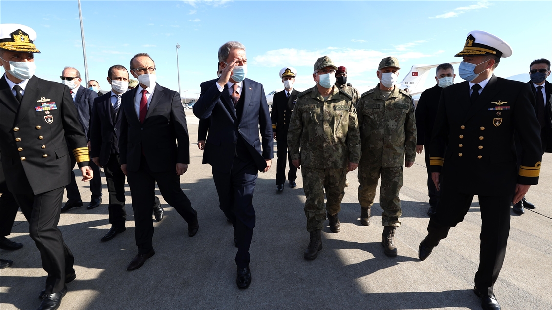 Milli Savunma Bakanı Akar, Deniz Kuvvetlerinin yeni uçağında inceleme yaptı