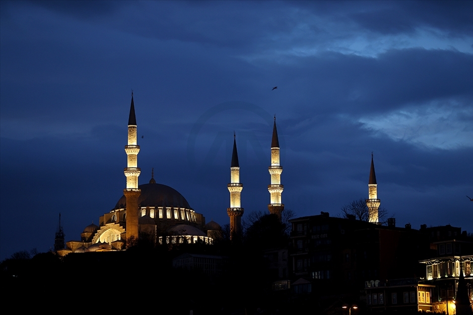 Istanbul, Turska - 24. januar 2021:   Izlazak sunca u Istanbulu,