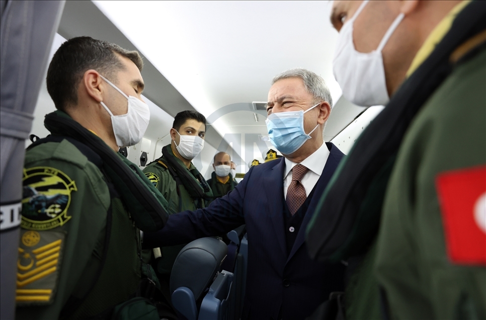 Milli Savunma Bakanı Akar, Deniz Kuvvetlerinin yeni uçağında inceleme yaptı