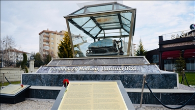 Gazeteci yazar Uğur Mumcu'nun otomobili Eskişehir'de parkta sergileniyor