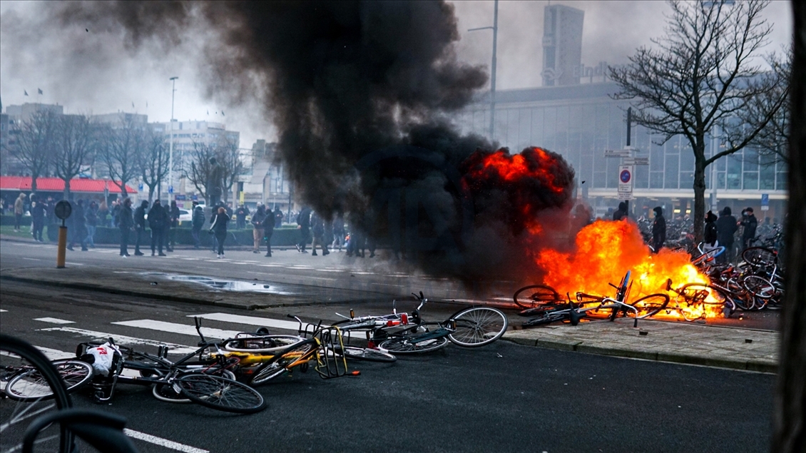 Hollanda'da Kovid-19 önlemlerine karşı gösterilere polis müdahale etti
