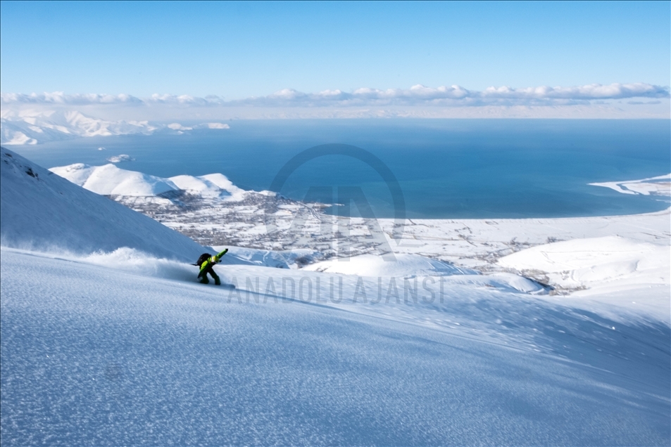 Macerasever turistlerin Artos Dağı'nın zirvesindeki kayak görüntüleri nefes kesti