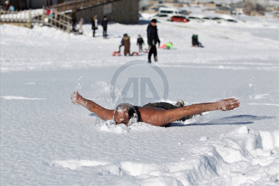 La particular forma en la que un hombre celebra el inicio de la temporada de esquí en Turquía