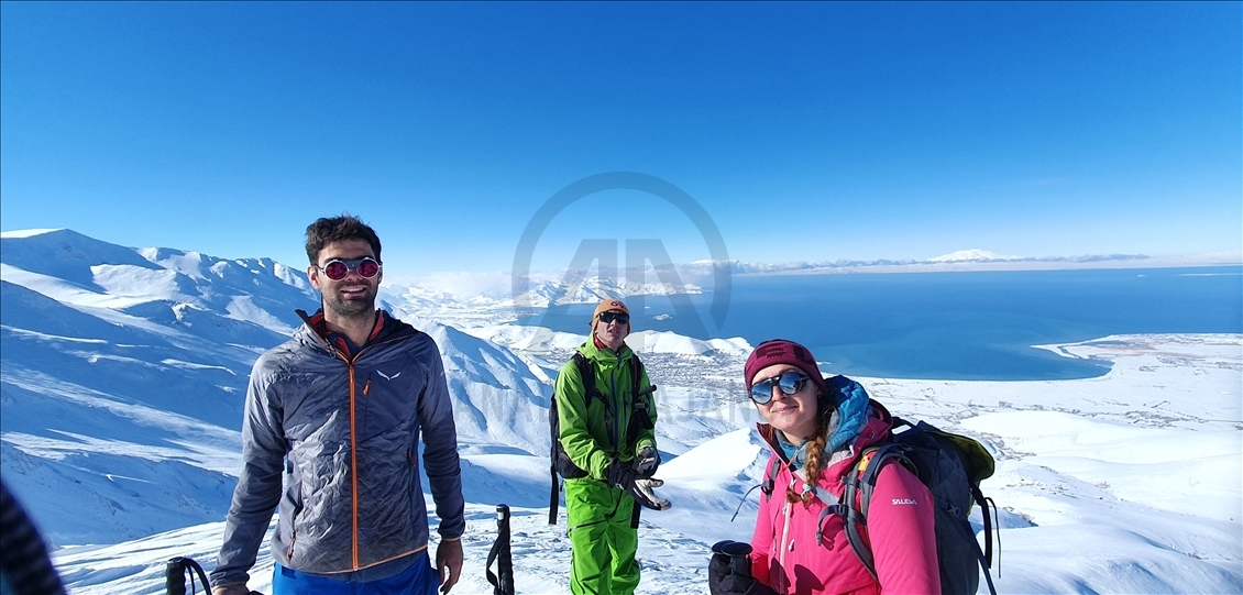 نمایش نفس‌گیر اسکی‌بازان خارجی در کوه آرتوس ترکیه 
