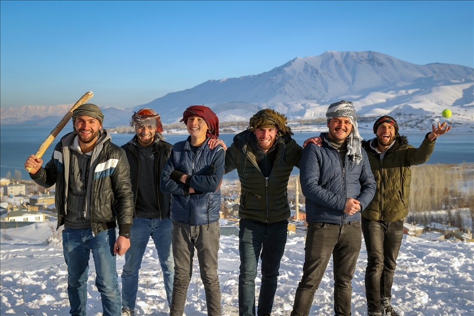 Di sir û seqema zivistanê da li ser berfê topa garanê dileyîzin