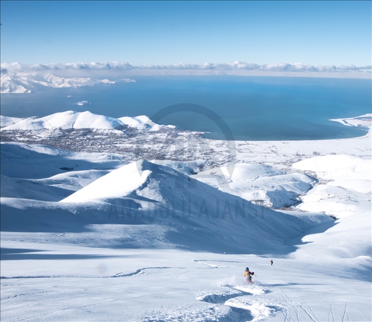 Macerasever turistlerin Artos Dağı'nın zirvesindeki kayak görüntüleri nefes kesti