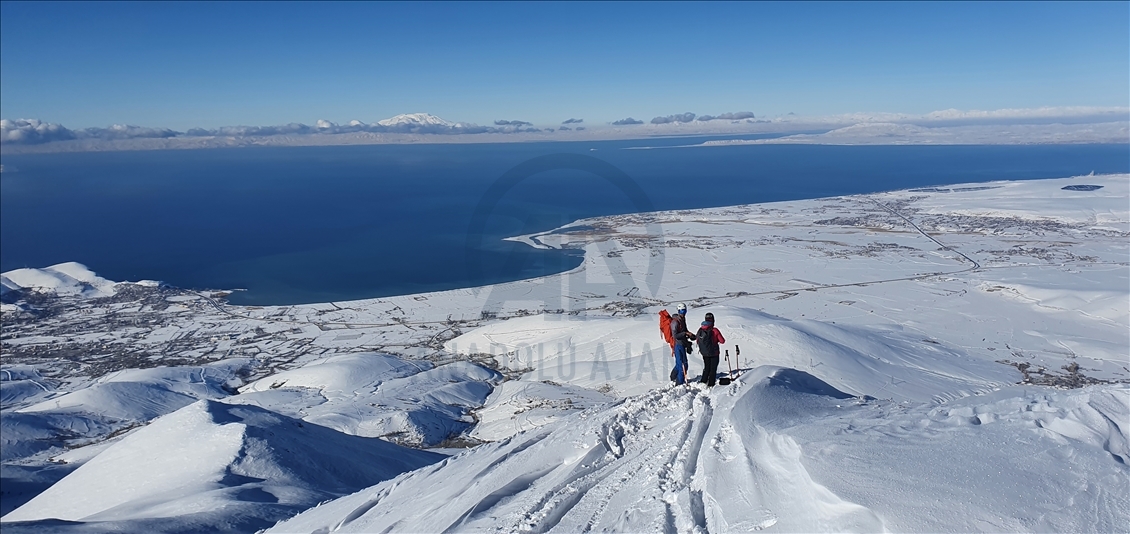 Macerasever turistlerin Artos Dağı'nın zirvesindeki kayak görüntüleri nefes kesti