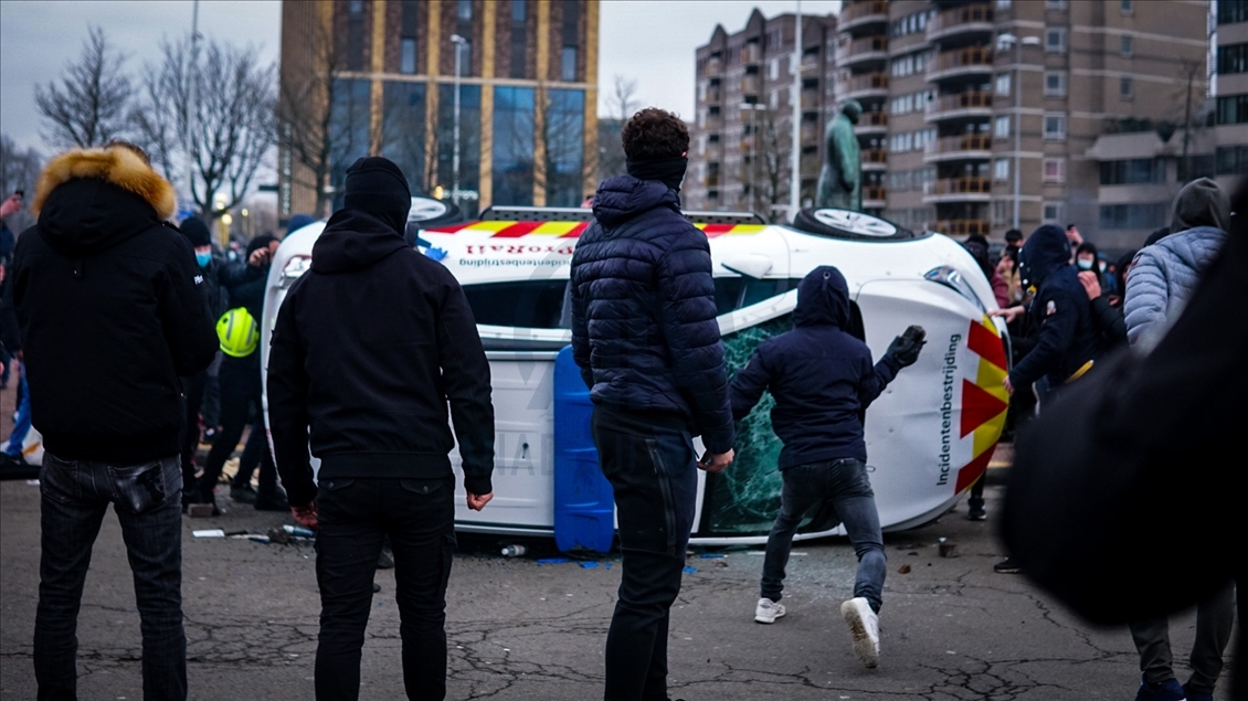 Hollanda'da Kovid-19 önlemlerine karşı gösterilere polis müdahale etti