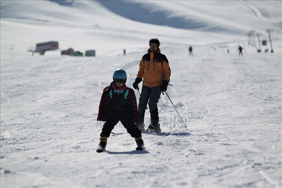 Süphan Dağı, Van Gölü ve Akdamar Adası manzaralı Abalı Kayak Merkezi'nde sezon başladı