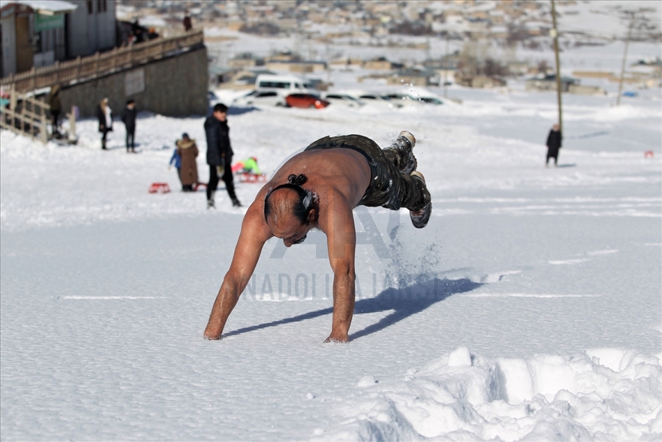 La particular forma en la que un hombre celebra el inicio de la temporada de esquí en Turquía