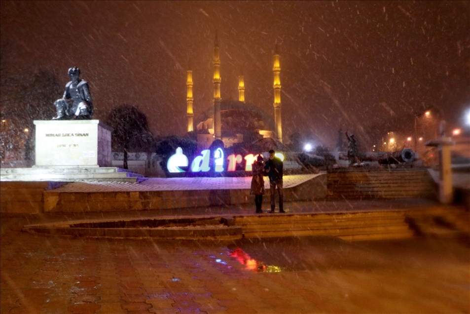 Edirne'de vatandaşlar kar top oynayarak kar yağışının keyfini çıkardı