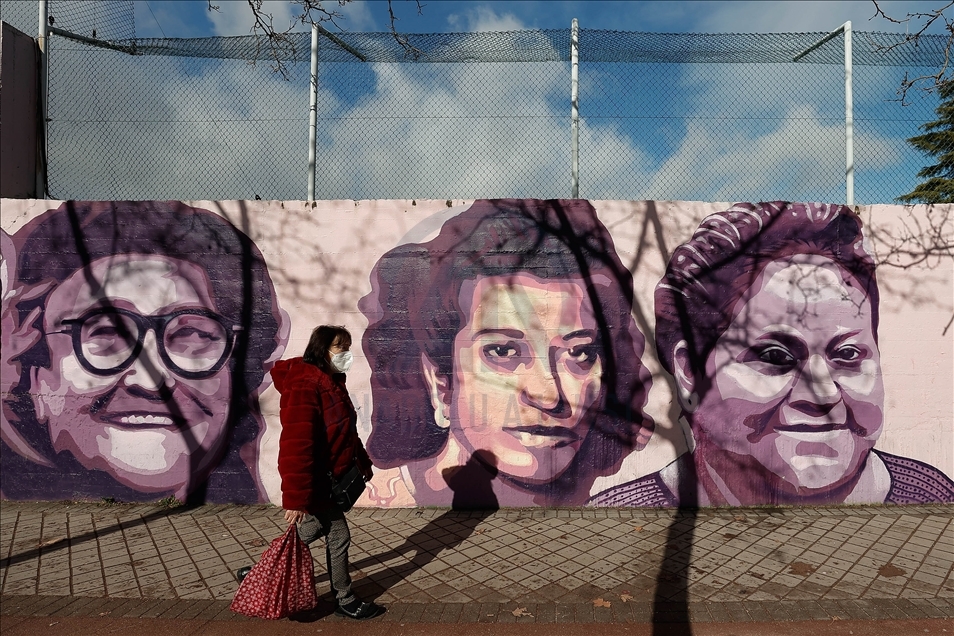 İspanya’da aşırı sağcı Vox partisinin duvardan feminist figürlerini sildirme girişimi tepki çekti