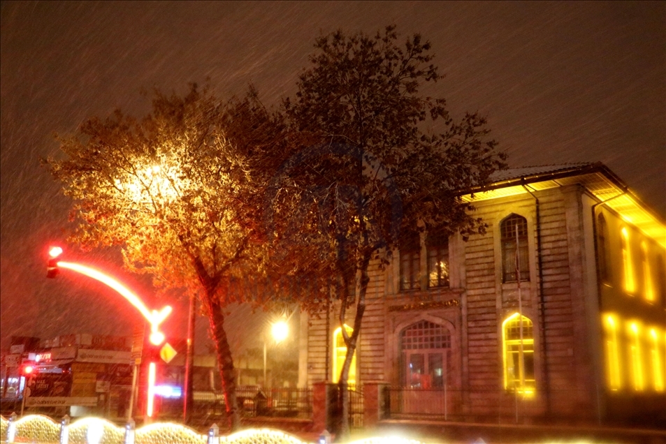 Edirne'de vatandaşlar kar top oynayarak kar yağışının keyfini çıkardı