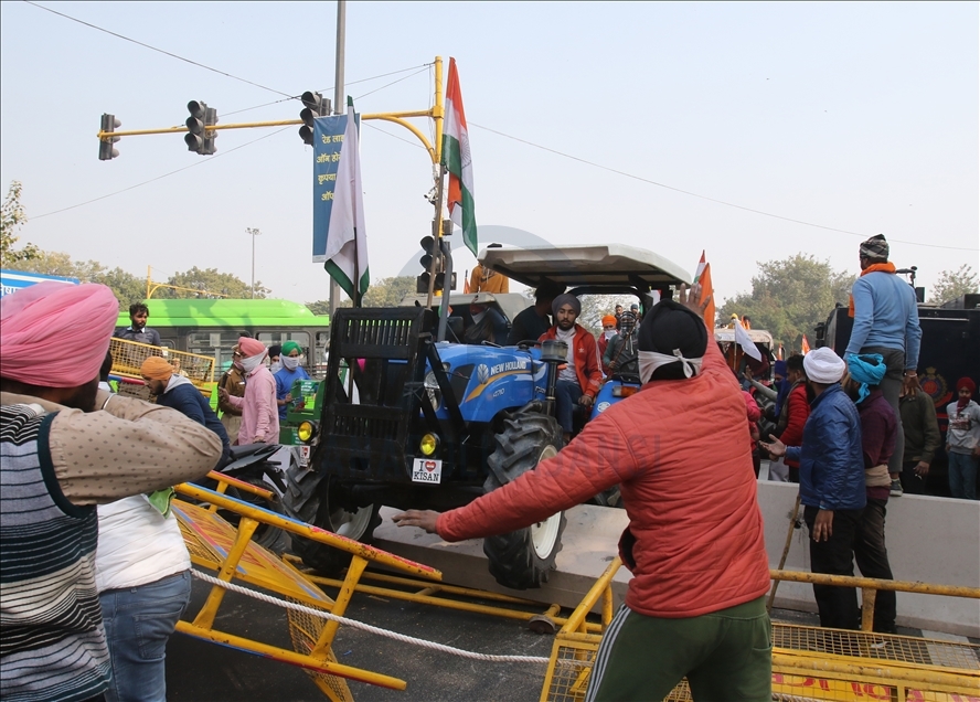 Hindistan'da çiftçilerden traktörlü gösteri