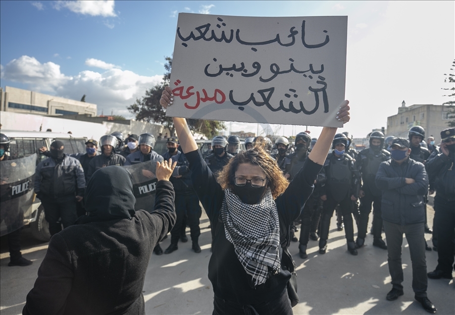 أمام البرلمان.. تونسيون يطالبون بالإفراج عن موقوفي الاحتجاجات