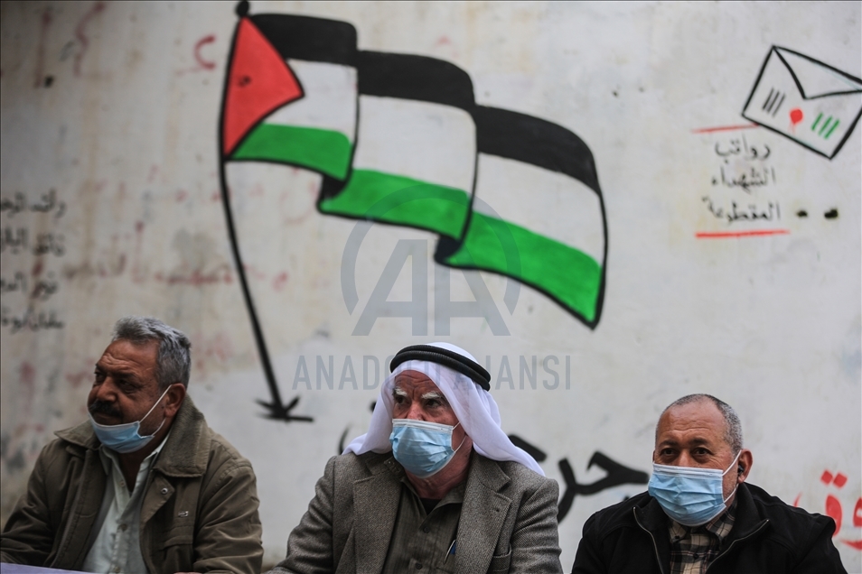"أهالي "شهداء" بغزة يطالبون بصرف رواتبهم "المقطوعة"