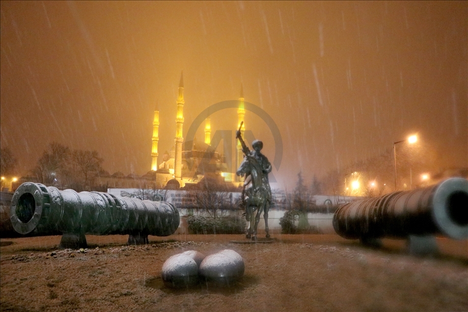 Edirne'de vatandaşlar kar top oynayarak kar yağışının keyfini çıkardı