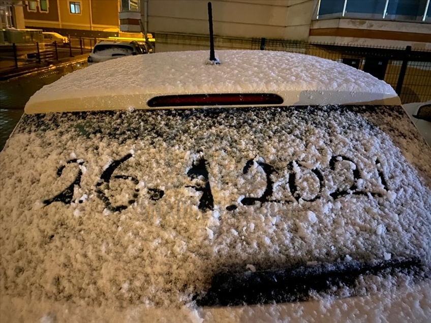 Edirne'de vatandaşlar kar topu oynayarak kar yağışının keyfini çıkardı