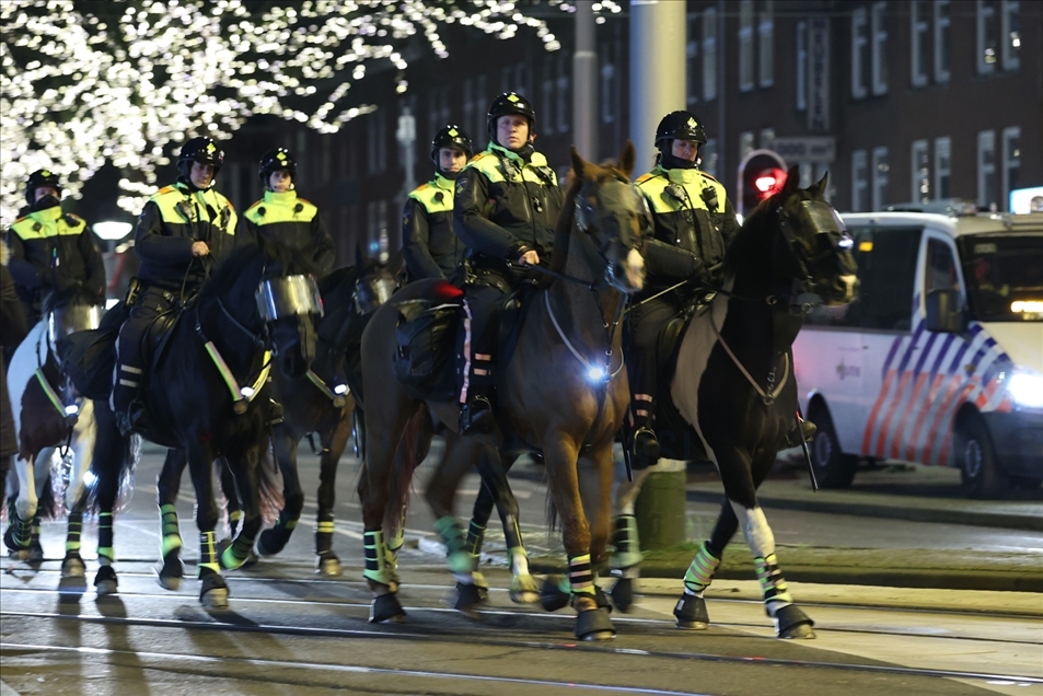 Policía interviene las protestas contra las restricciones por el COVID-19 en Países Bajos