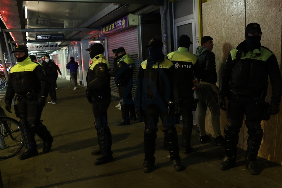 Policía interviene las protestas contra las restricciones por el COVID-19 en Países Bajos