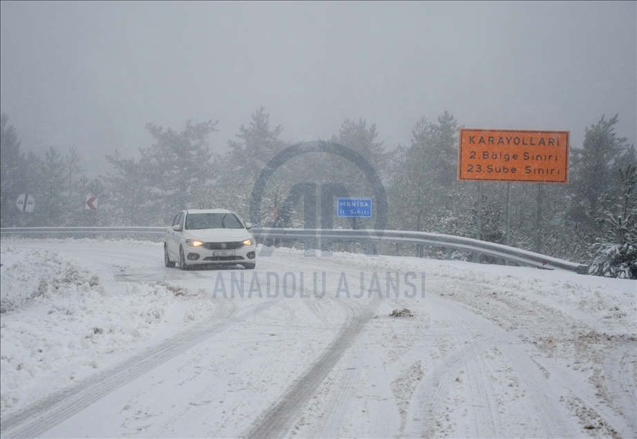 Manisa'da yüksek kesimlerde kar yağışı başladı