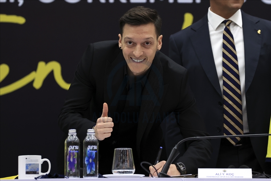 Fenerbahçe, Mesut Özil ile resmi sözleşme imzaladı