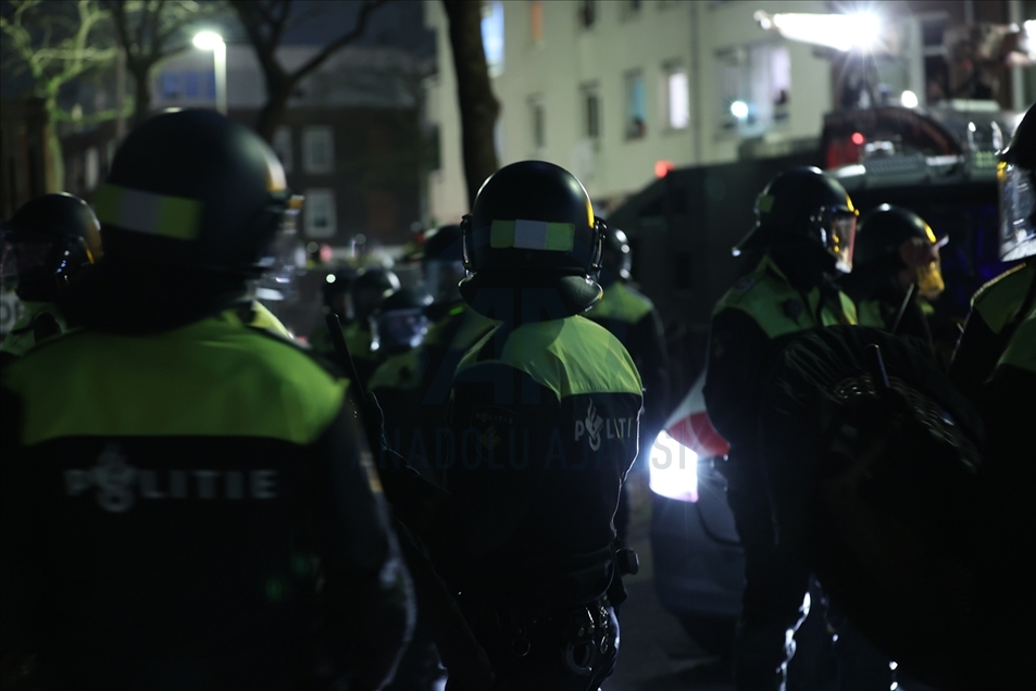 Policía interviene las protestas contra las restricciones por el COVID-19 en Países Bajos