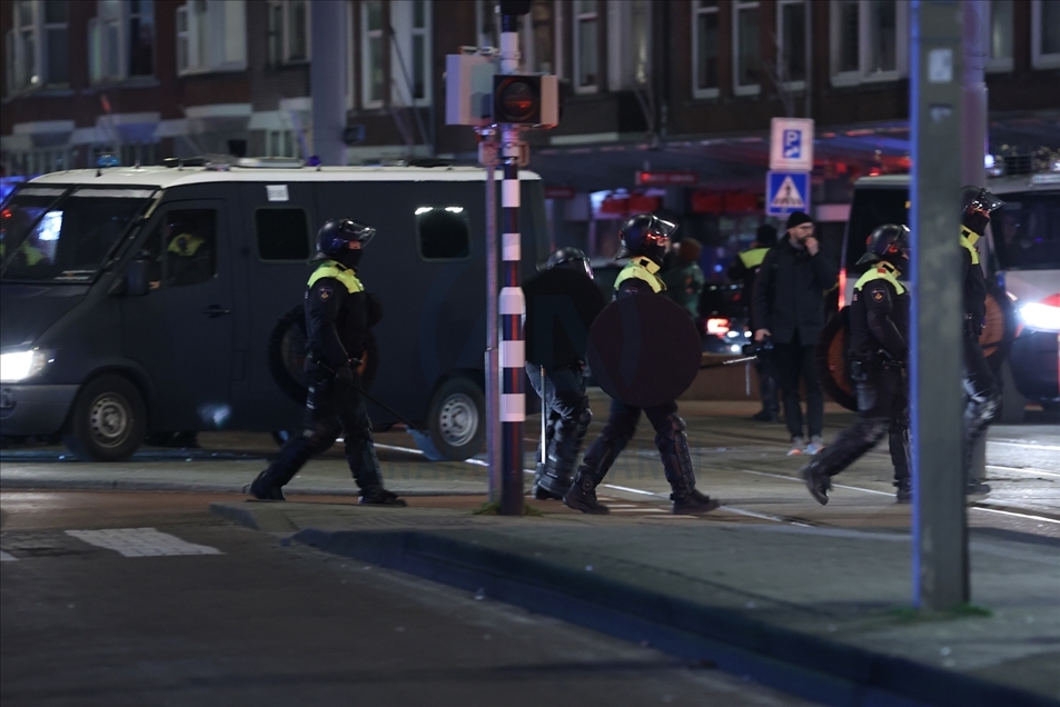 Policía interviene las protestas contra las restricciones por el COVID-19 en Países Bajos