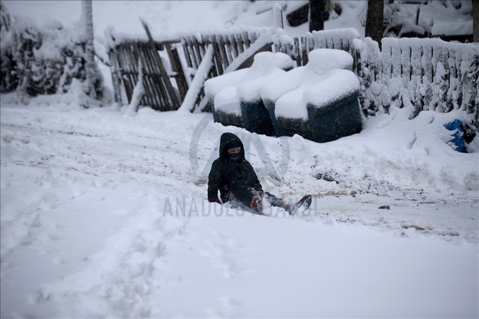 Kırklareli'nde kar yağışı etkili oluyor