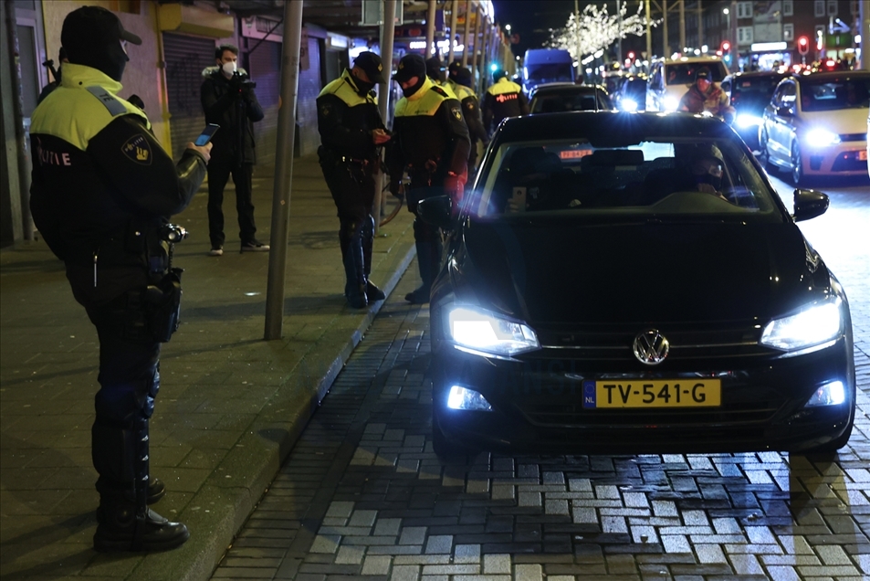 Policía interviene las protestas contra las restricciones por el COVID-19 en Países Bajos