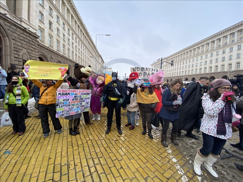 Bulgaristan'da lokanta ve bar çalışanları Kovid-19 önlemlerini protesto etti