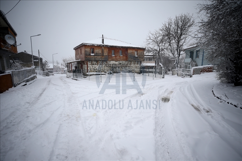 Kırklareli'nde kar yağışı etkili oluyor